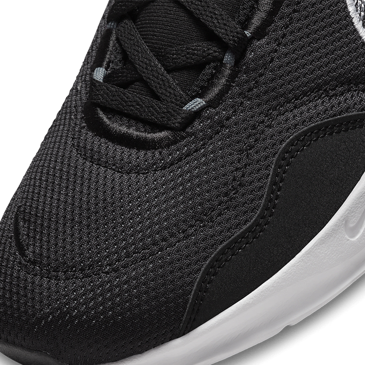 Кроссовки Nike M LEGEND ESSENTIAL 3 / Мужской / 40.5 / Черный photo 3